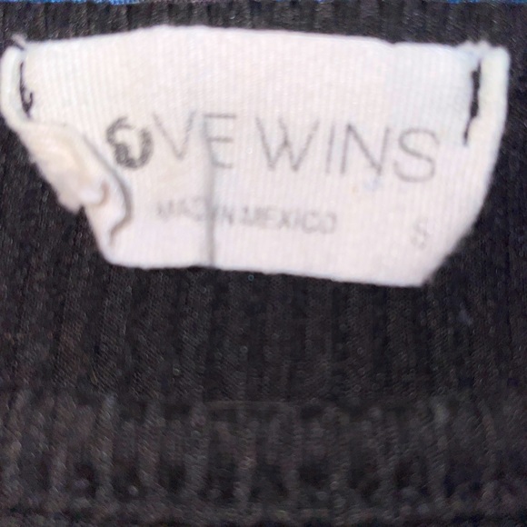 Love Wins Crop-Top - Picture 3 of 3